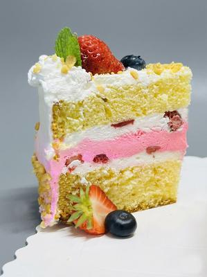 Strawberry cake (Гүзээлзгэнэтэй бялуу)