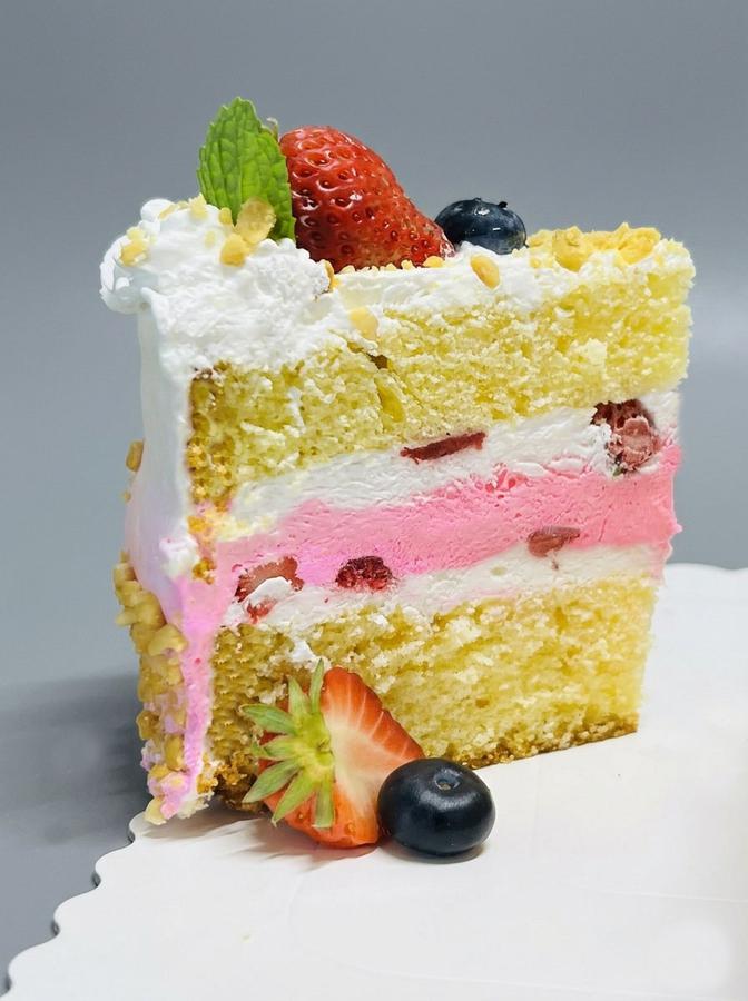 Strawberry cake (Гүзээлзгэнэтэй бялуу)
