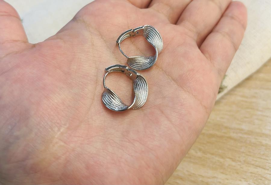 мөнгөн зүүтэй