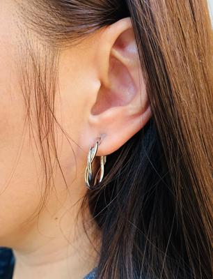 мөнгөн зүүтэй