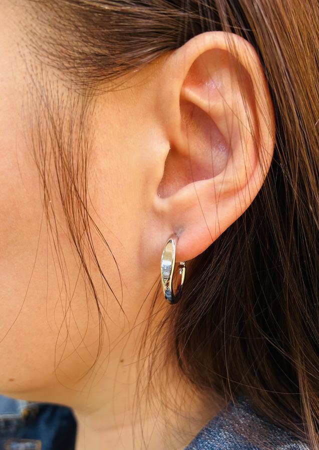 мөнгөн зүүтэй