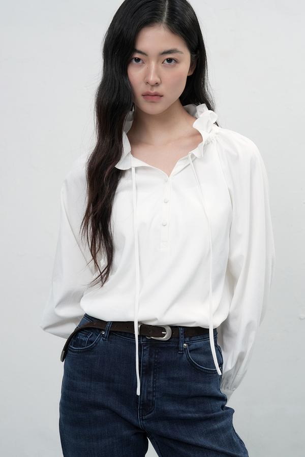 Loose-fit frill collar blouse