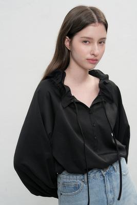 Loose-fit frill collar blouse