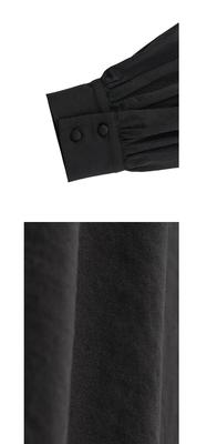 Loose-fit frill collar blouse