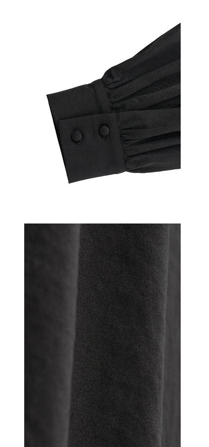 Loose-fit frill collar blouse
