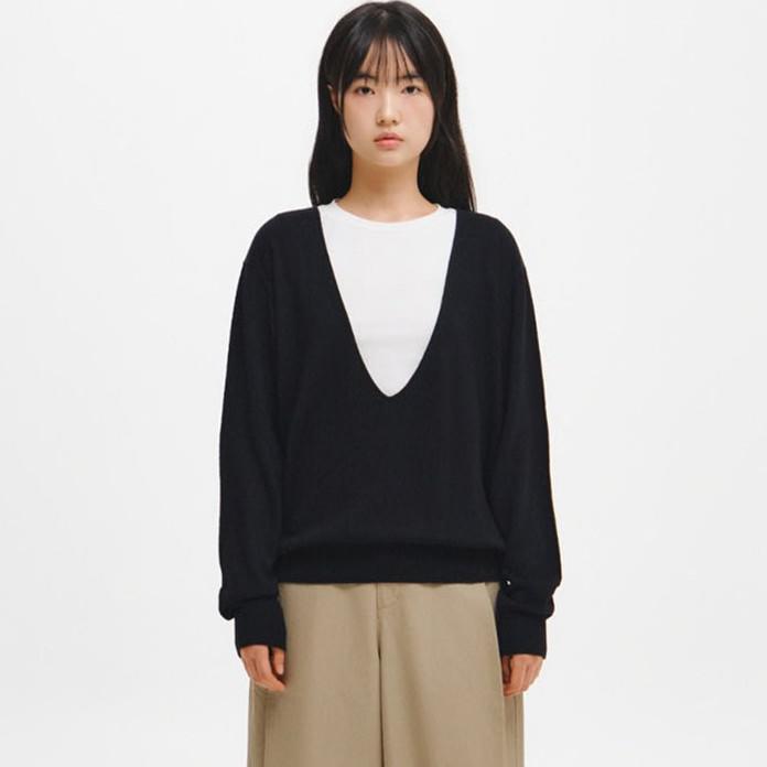 Deep V-neck loose-fit knit pullover