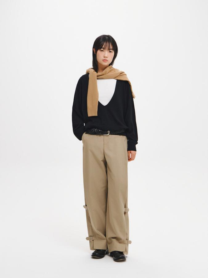 Deep V-neck loose-fit knit pullover