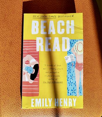 Beach Read (хавтас нь гэмтэлтэй ирсэн тул хямдарсан)