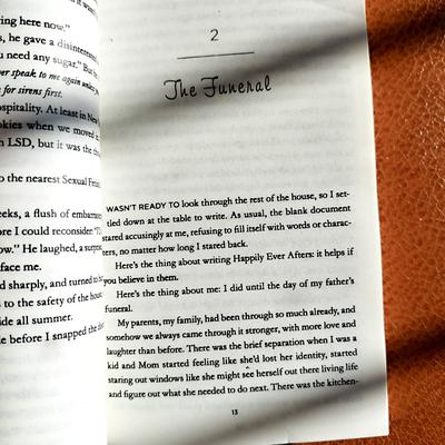 Beach Read (хавтас нь гэмтэлтэй ирсэн тул хямдарсан)