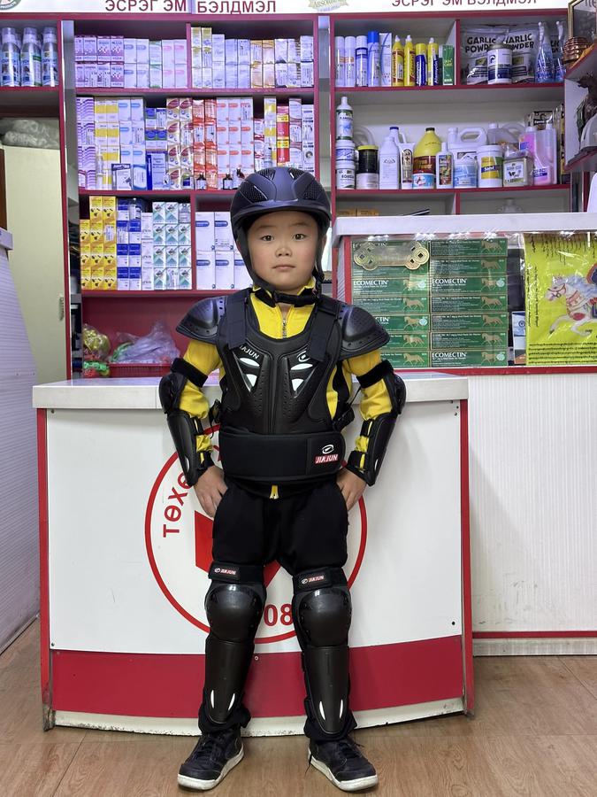 Хүүхдийн хамгаалах иж бүрэн хувцас